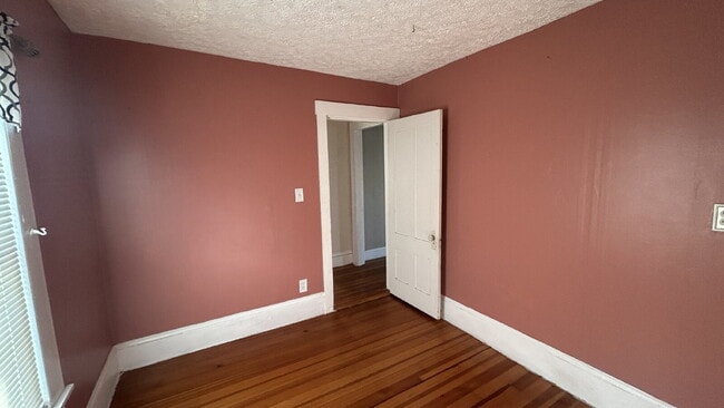 Building Photo - Cozy 3-Bed / 1-Bath Apartment in the Heart of Biddeford