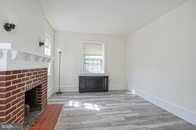 Building Photo - 210 E Maple Ave