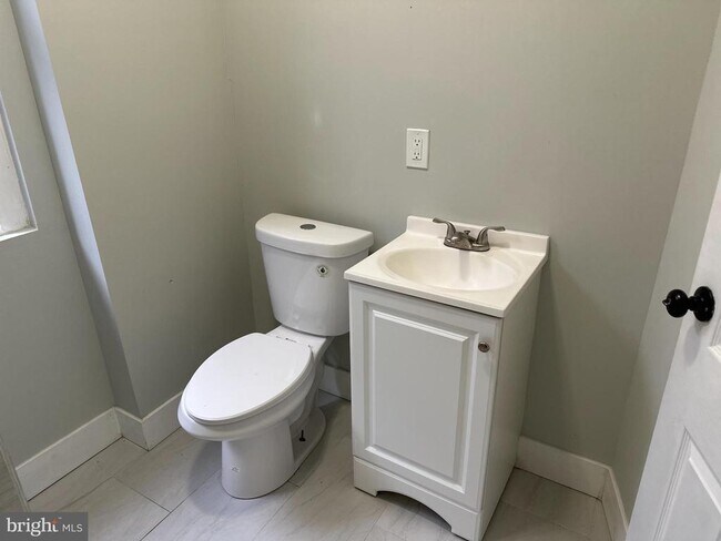 Building Photo - 5729 Pine St