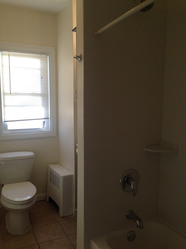 Building Photo - Great Home! Spacious and Updated! Wood Flooring! New Window! Eat-in-Kitchen! Yard!