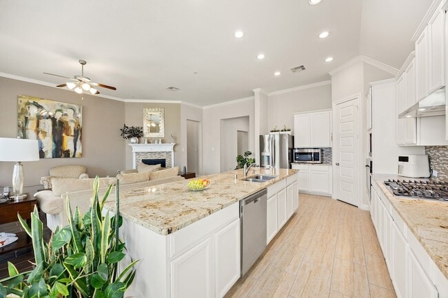 Building Photo - 25819 Oakwood Knoll Dr