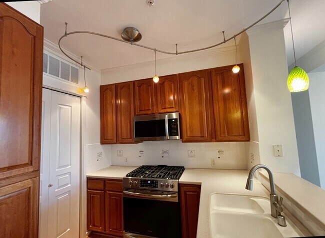 Building Photo - 2Bd/1.75Ba Kirkland Condo