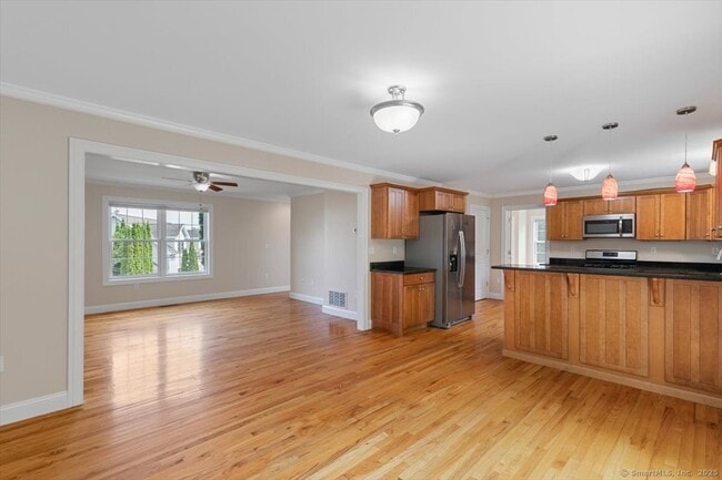 Building Photo - 400 Burr St
