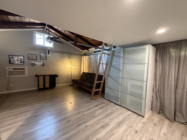 Building Photo - 214 Drake Ave