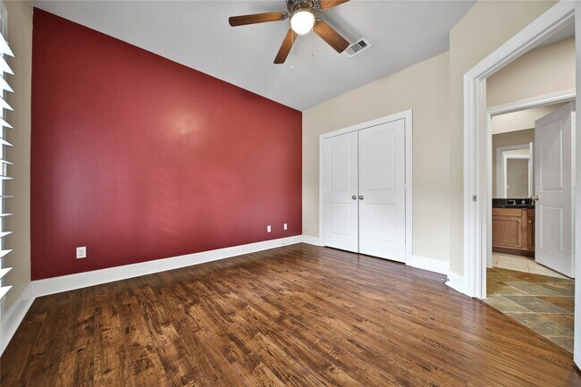 Building Photo - 902 W 23rd St