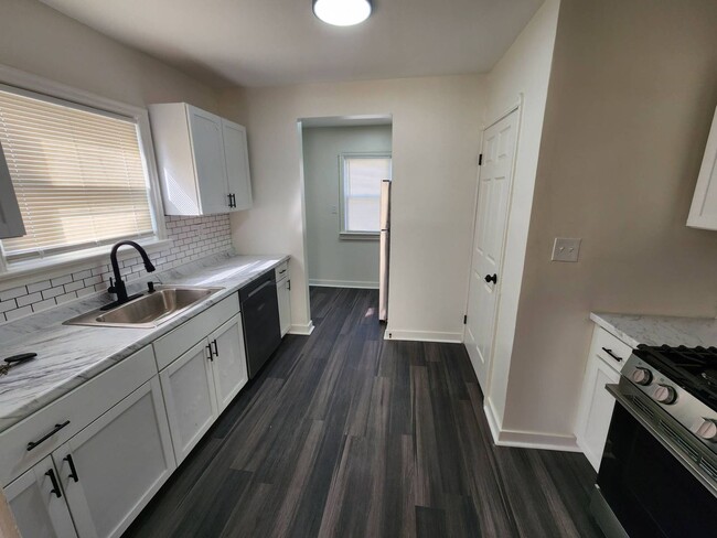 Building Photo - Charming 3-Bedroom Property in Prime Location