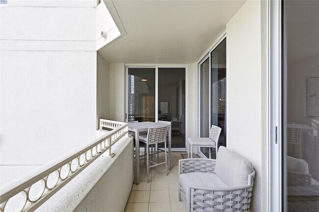 Building Photo - 511 SE 5 Ave