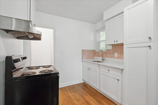 Building Photo - Cozy Duplex Unit with Fully Fenced Back Yard
