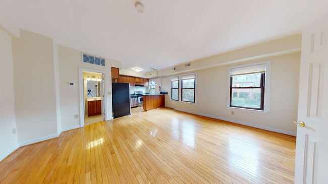 Building Photo - Sleek and Updated Studio Apartment W/Full ...