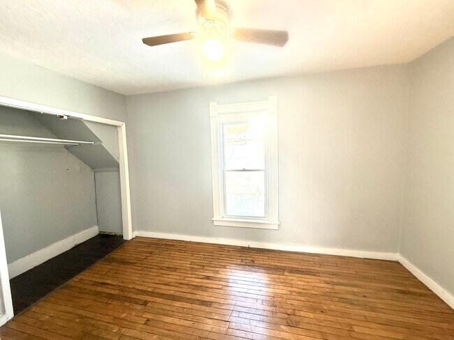 Building Photo - 909 Oak St