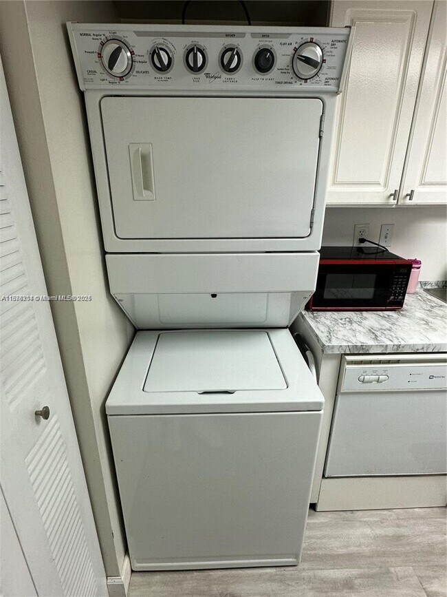 Building Photo - 6320 SW 138th Ct