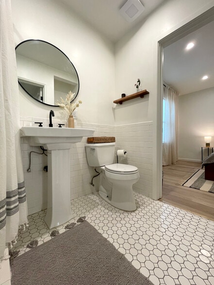 Building Photo - 813 W Beach Ave