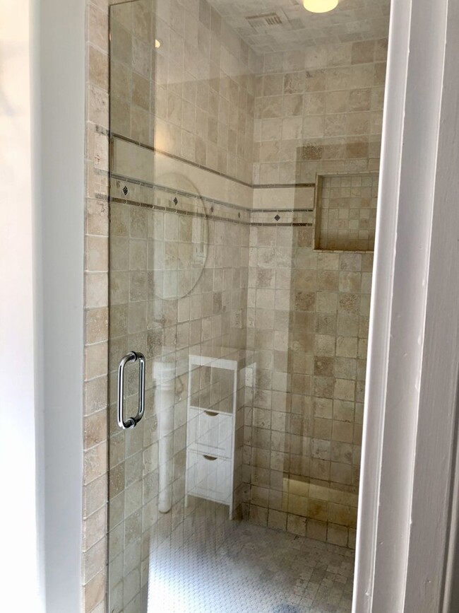 Building Photo - Beautifully renovated single-level home in...