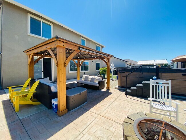 Building Photo - Gorgeous Corner Home