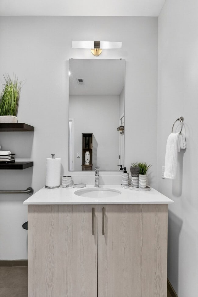 Building Photo - 1424 N Park Pl