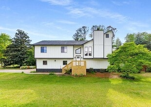 Building Photo - 4 bed 3 bath in Marietta!