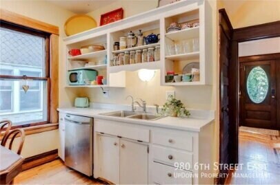 Building Photo - 980 6th St E