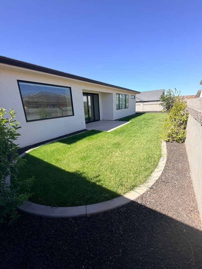 Building Photo - 3 Bedroom, 2 bath home.