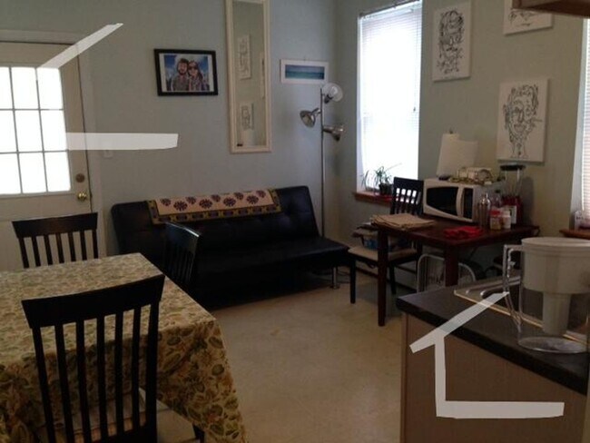 Building Photo - Nice studio in prime locationa