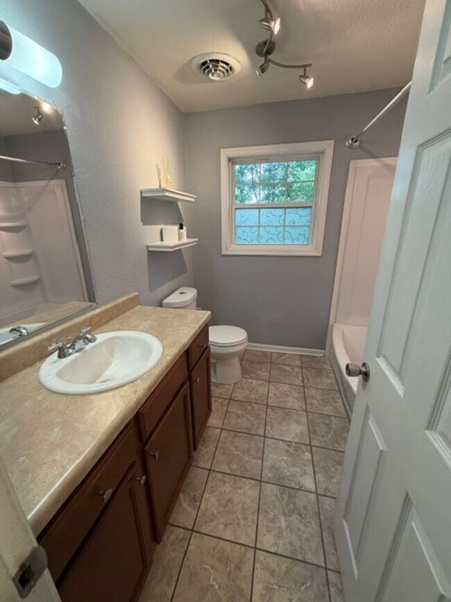 Building Photo - 4040 Lynncrest Dr NE