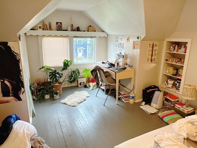 Building Photo - PRELEASE: 4 bd/1ba across from Laurel Park + near WWU