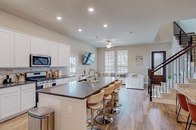 Building Photo - 7524 Redondo Dr
