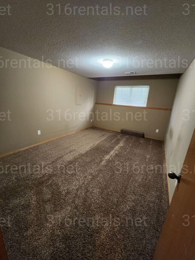 Building Photo - $1,650 - 3 bedroom / 1 bathroom - Single F...