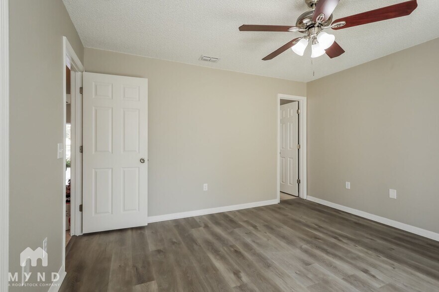 Building Photo - 5704 English Oak Dr S