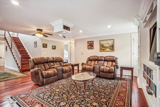 Building Photo - Stunning and Spacious Single Family Home S...