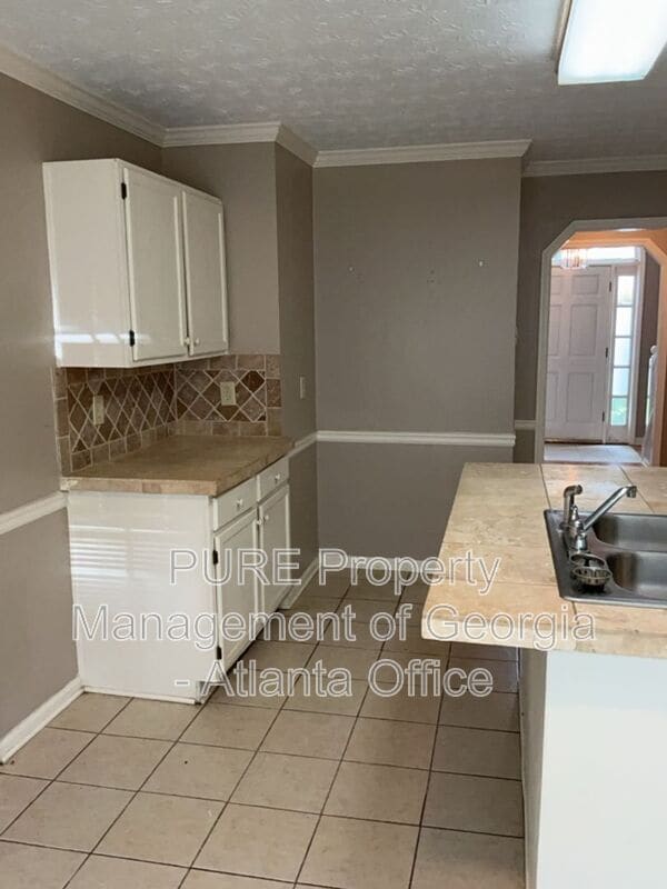 Building Photo - 743 Helga Dr NE