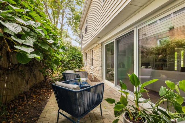 Building Photo - 930 Harvard Ct