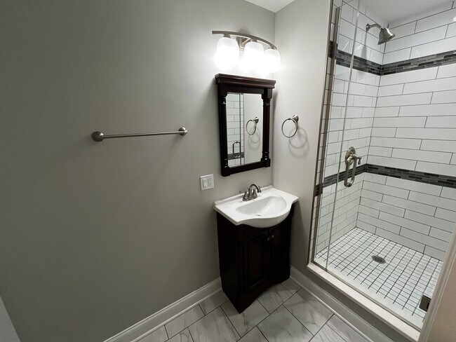 Building Photo - Turnkey Luxury 2BR Residence | Fully Renovated | Garage Parking | Prime Downtown River North / St...