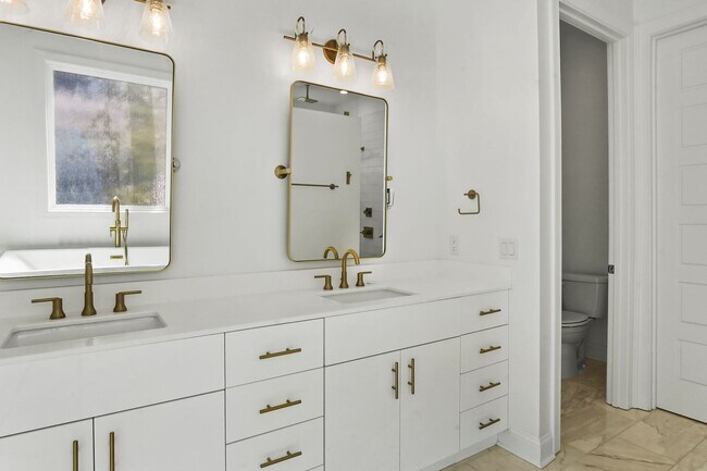 Building Photo - Pool/ Waterfront/ Custom Home in Waterways!