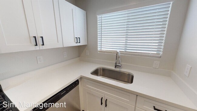 Building Photo - 2 br, 1 bath Apartment - 906 E Roma Avenue