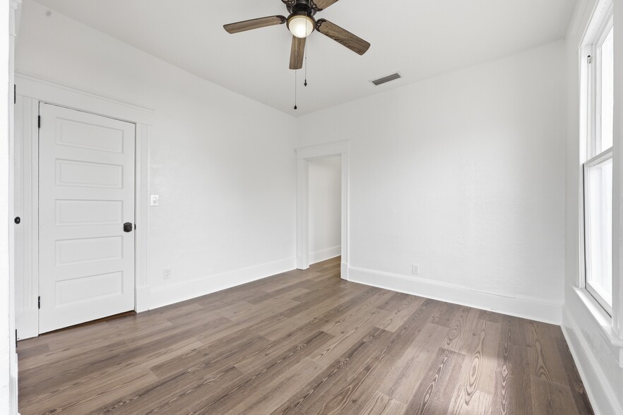 Bedroom/Living Room - 2253 Herschel St