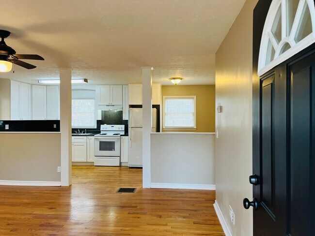 Building Photo - Charming 3-bedroom, 1.5-bath brick ranch situated on a large private lot in Carrollton! Must see!