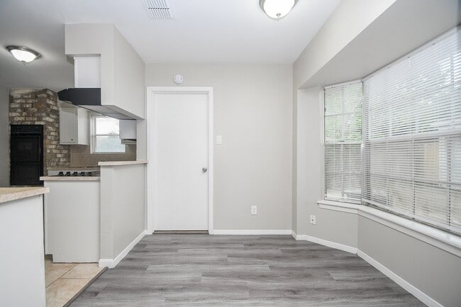 Building Photo - 422 Skywood Dr