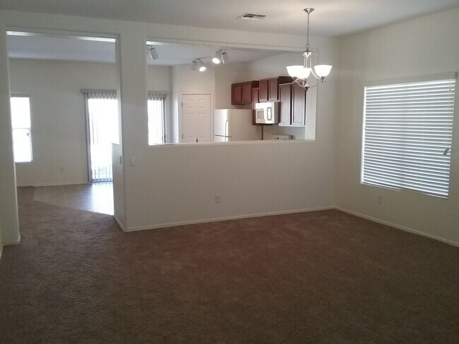 Building Photo - Spacious 5 bedroom home.
