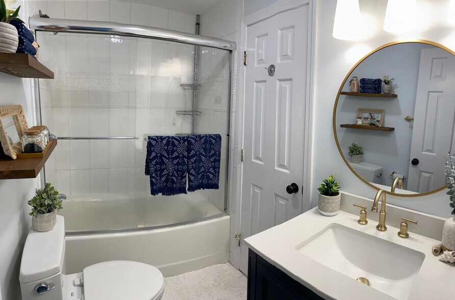 Full bath with tub - 18 Central St