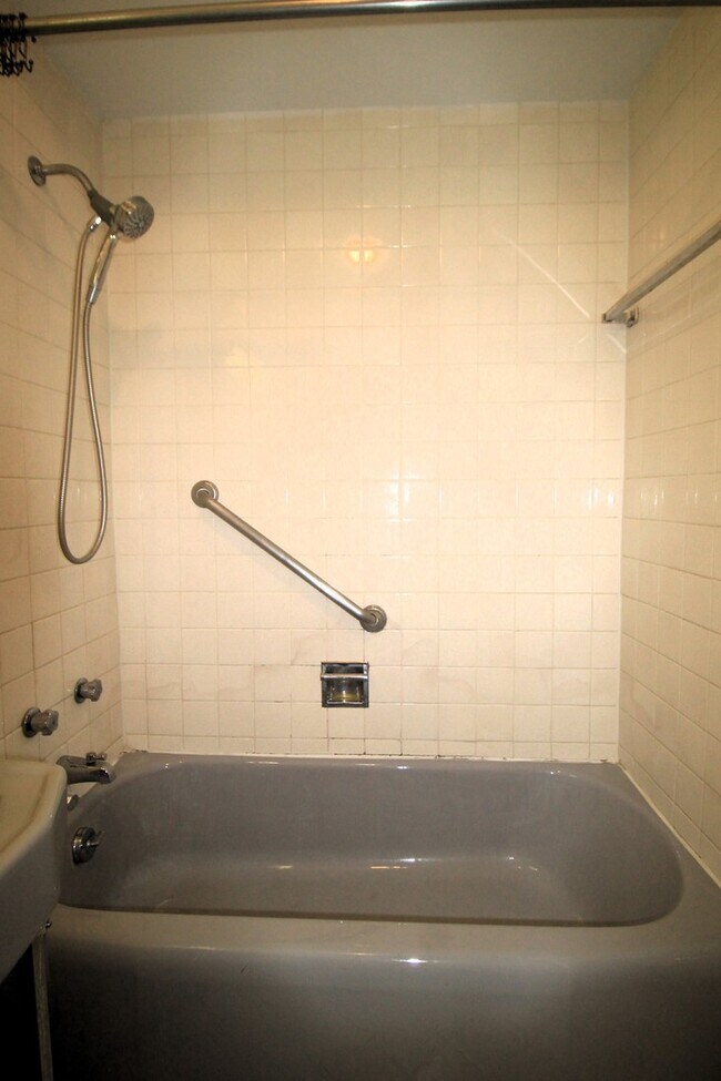 Building Photo - 220 N Kenilworth Ave