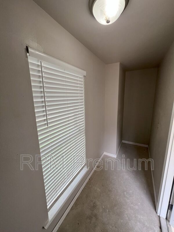 Building Photo - 522 Fawn Lake Dr