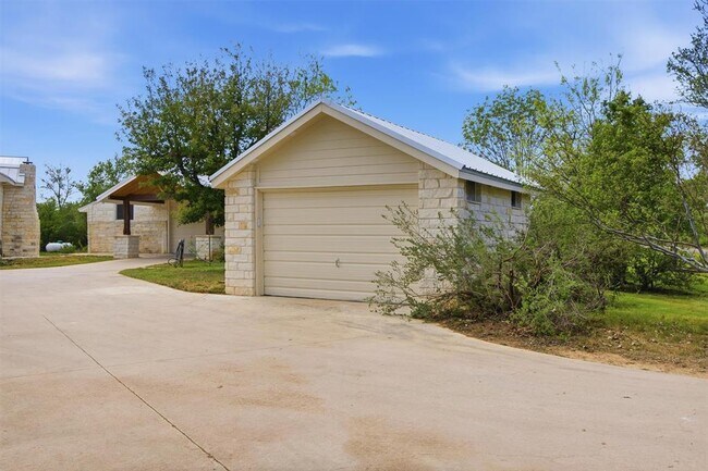 Building Photo - 520 Matzig Cove