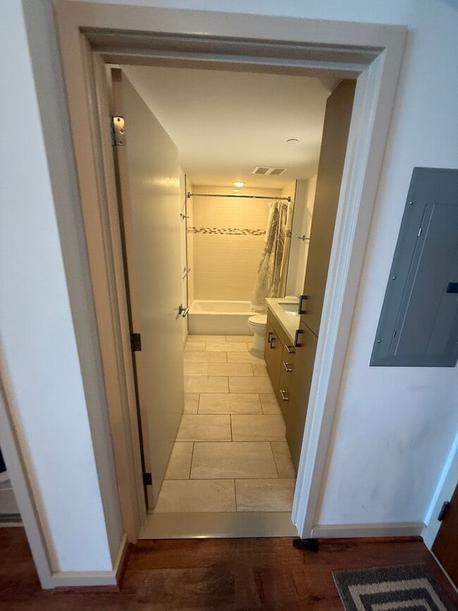 Building Photo - Luxury High-Floor 2BR/2BA Condo with Ocean...