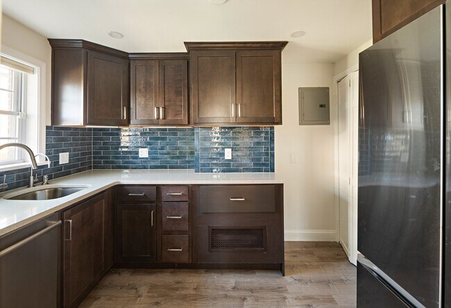 Building Photo - 39 Charlesbank Rd