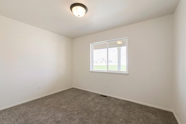 Building Photo - 4 Bed / 3 Bath Home in Greeley – Spacious and Inviting!