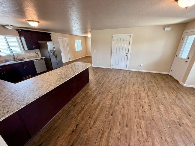 Building Photo - 3 Bedroom Charming Duplex