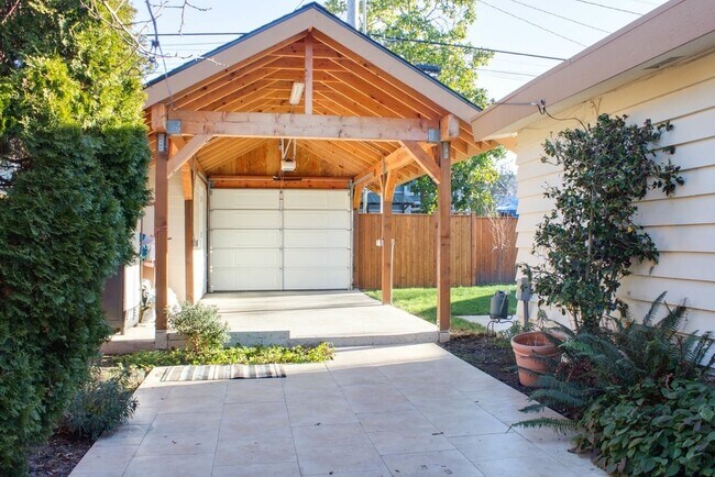 Building Photo - RENOVATED 3 BED MADISON PARK BUNGALOW W EASY COMMUTE!