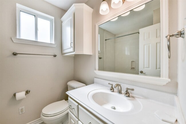 Building Photo - 304 Bellmar Ln