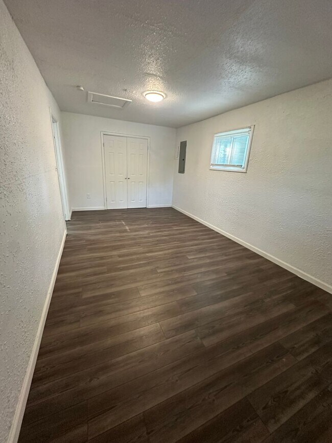 Building Photo - 4 bedroom 1 bath
