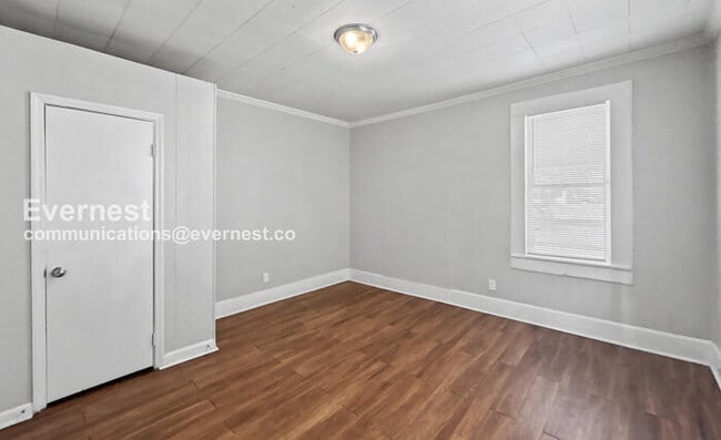 Building Photo - 3 Bed, 1 Bath Home with Off-Street Parking / Pet-Friendly / Available Now!